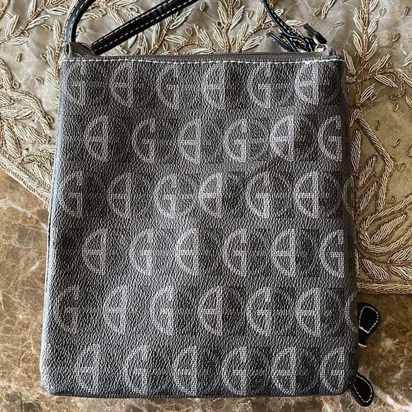 NWOT Giani Bernini Signature Zip Crossbody gray - Picture 3 of 8